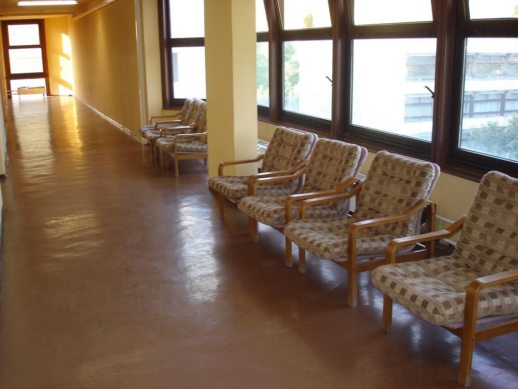 Eszterhazy Karoly Egyetem Hotel Егер Екстериор снимка