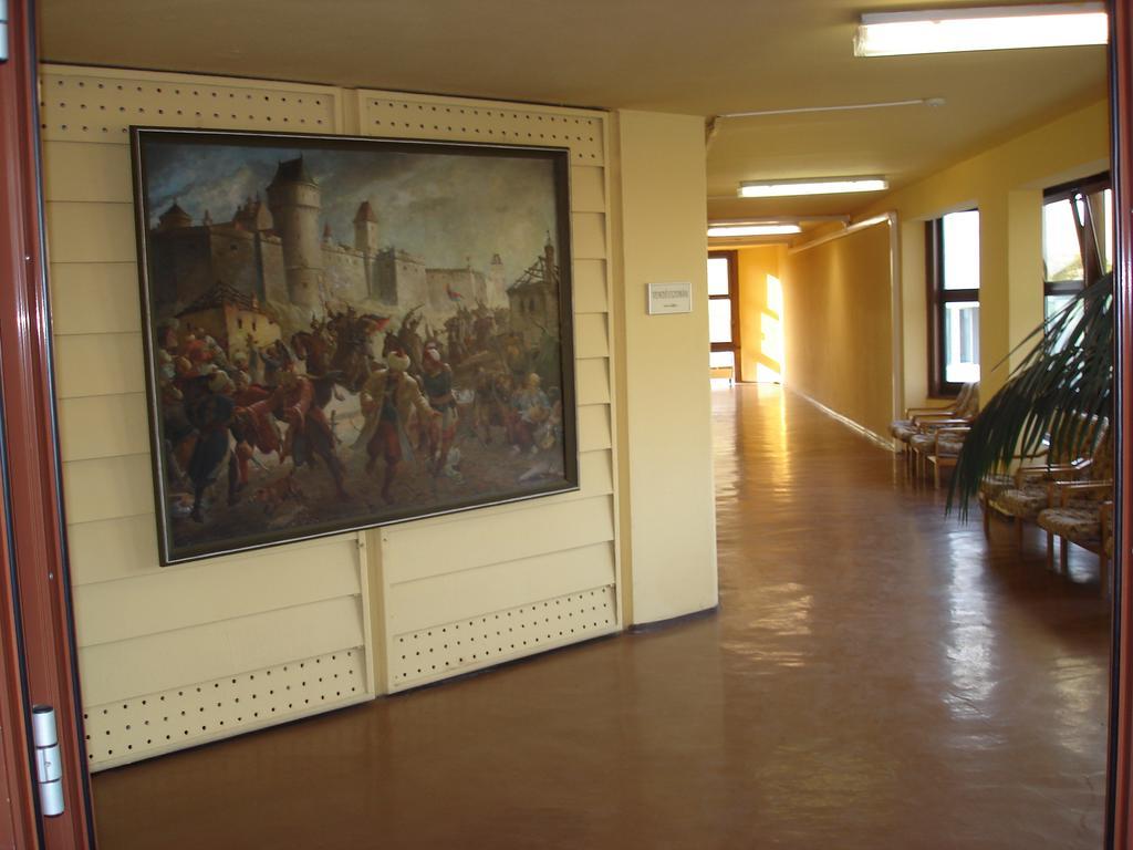 Eszterhazy Karoly Egyetem Hotel Егер Екстериор снимка