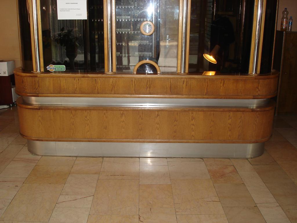 Eszterhazy Karoly Egyetem Hotel Егер Екстериор снимка